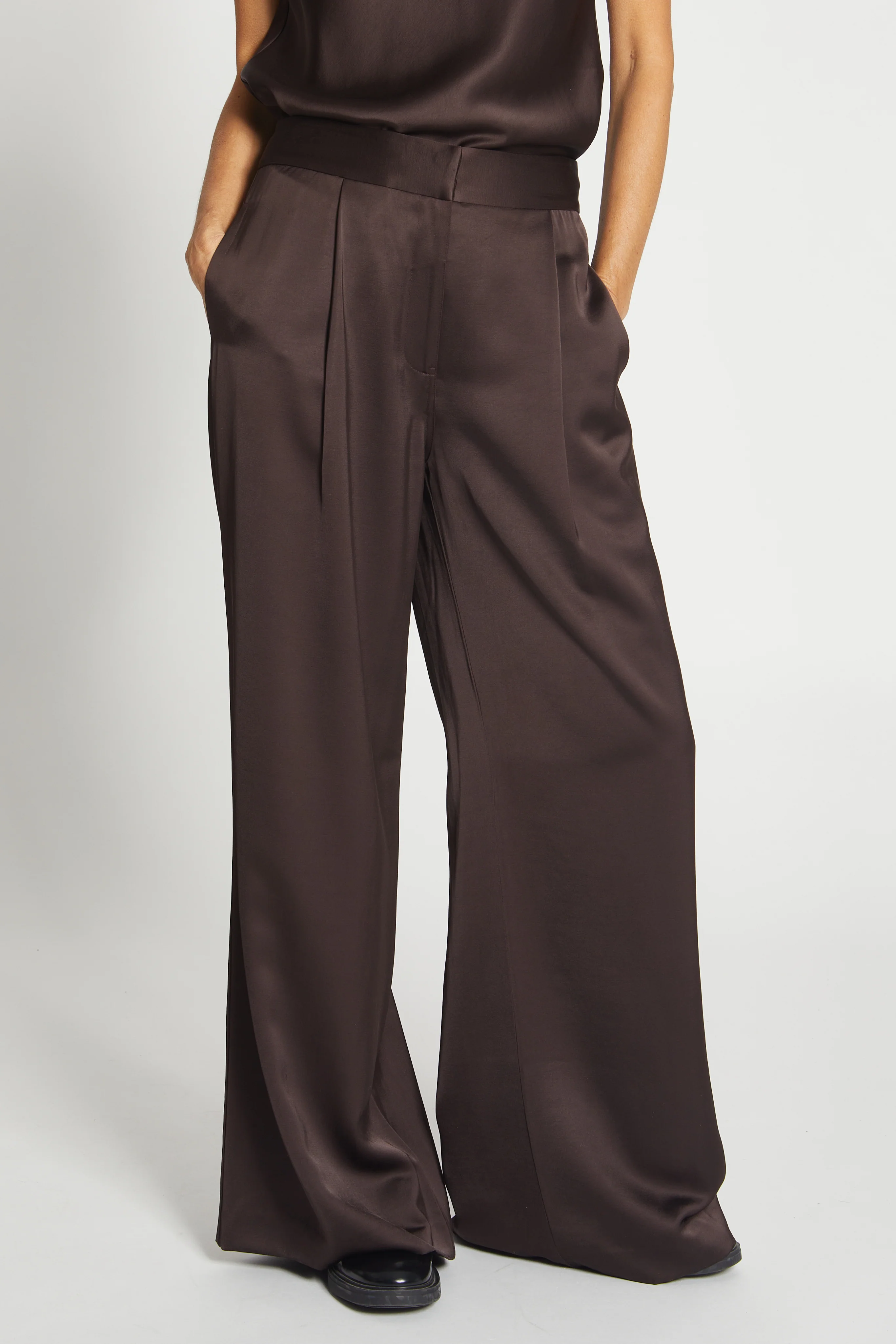 Neve Mid-Waisted Wideleg Trouser 14 Neve Mid-Waisted Wideleg Trouser